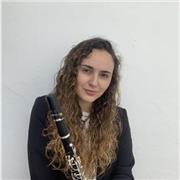 Profesora profesional, estudiante de superior, von pasión y dedicación que pretende enseñar a todos sus alumnos el arte de la música